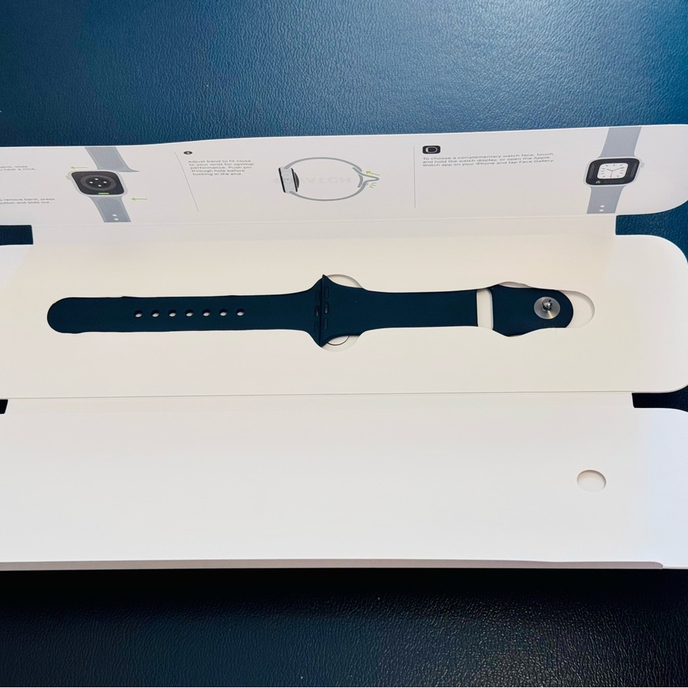 NEVER USED APPLE WATCH 2nd Generation 
in box - Picture 6 of 8